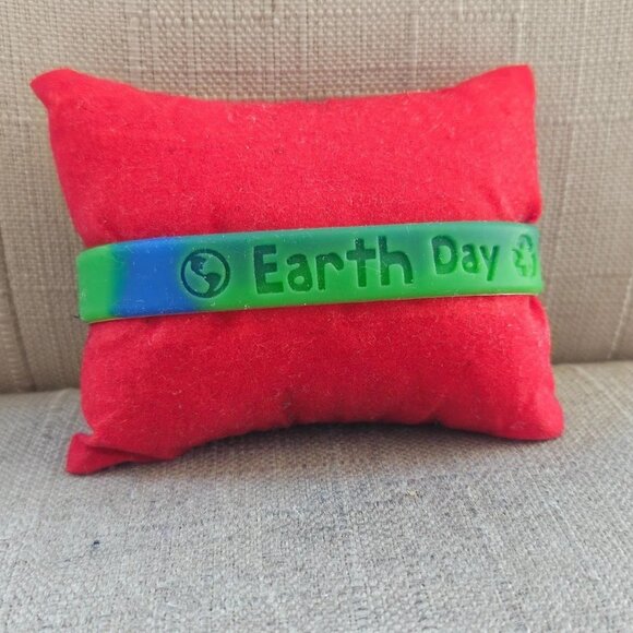 Earth Day Bracelet Blue/Green Rubber Stretched Unisex Wrist Band NWT Unbranded - Picture 2 of 9